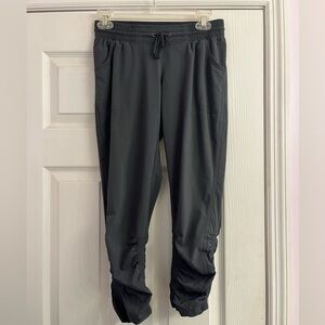 Athleta La Viva Charcoal Gray Ruched Cropped Capri Pants Size 6 Small